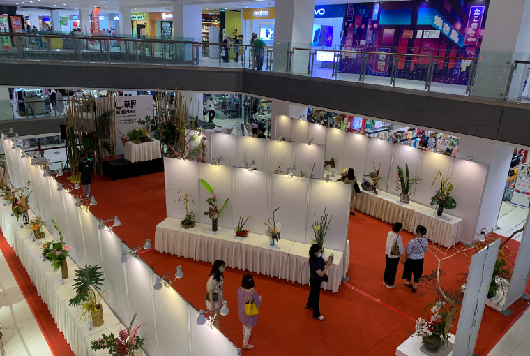 Exhibition Panels, banquet tables, long arm spotlight